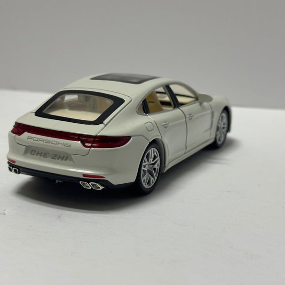 1:24 2020 Porsche Panamera White Diecast With LED Lights - Picture 3 of 9